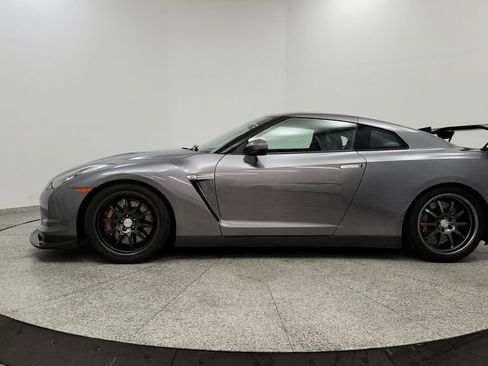 Used 2011 Nissan GT-R Premium AWD/4WD image 2