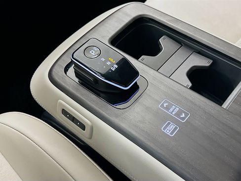 Used 2024 Nissan Ariya AWD image 25