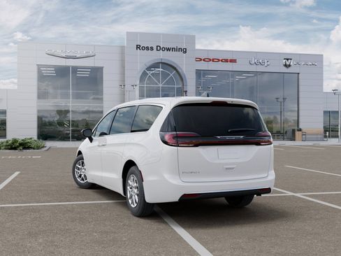 New 2027 Chrysler Pacifica Select FWD image 3