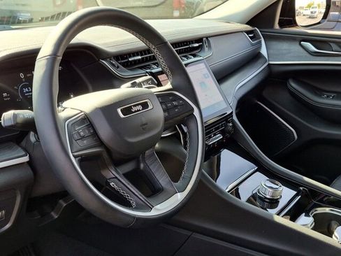 Used 2022 Jeep Grand Cherokee Limited image 11