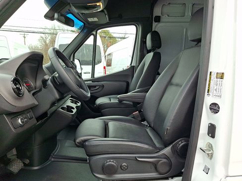 Used 2025 Mercedes-Benz Sprinter 2500 image 14