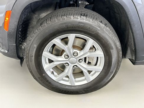 Used 2023 Jeep Grand Cherokee L Limited AWD/4WD image 11
