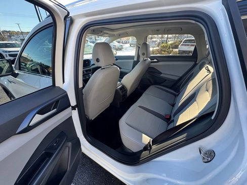 Used 2024 Volkswagen Taos SE image 9