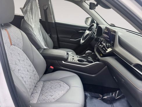 Used 2023 Toyota Highlander Bronze Edition image 15