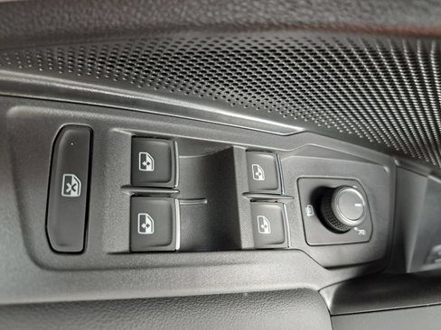 New 2026 Volkswagen Tiguan SE FWD image 17