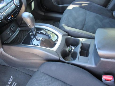 Used 2015 Nissan Rogue SV image 16