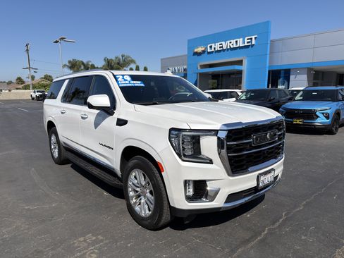 Used 2024 GMC Yukon XL SLT w/ SLT Premium Package RWD image 2