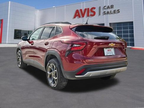 Used 2025 Chevrolet Trax LT w/ LT Convenience Package FWD image 10