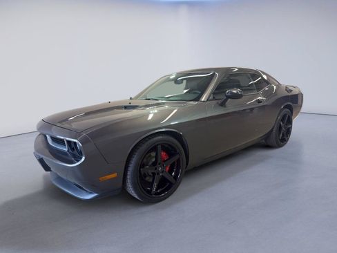 Used 2014 Dodge Challenger SXT RWD image 3