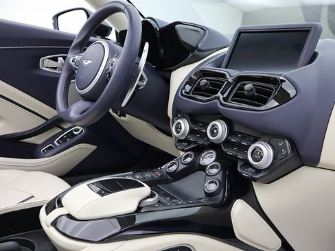 Used 2022 Aston Martin V8 Vantage Roadster RWD image 36