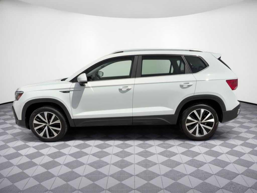 Used 2023 Volkswagen Taos SE FWD image 2