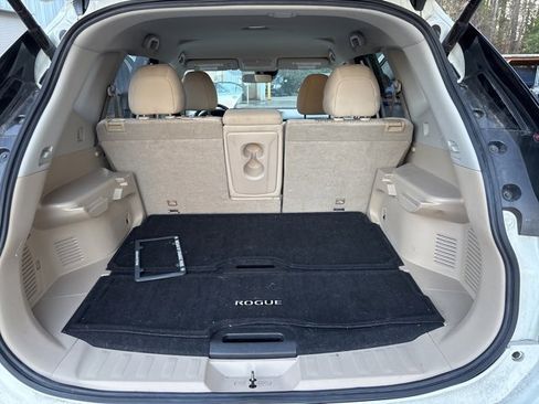 Used 2020 Nissan Rogue SV w/ Premium Package image 25