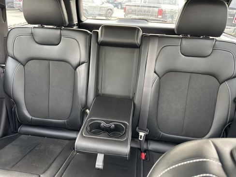 Used 2023 Jeep Grand Cherokee Altitude image 12