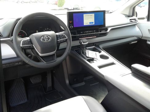 New 2026 Toyota Sienna XLE image 6