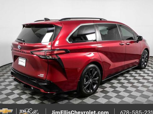 Used 2021 Toyota Sienna XSE w/ XSE Plus Package FWD image 3
