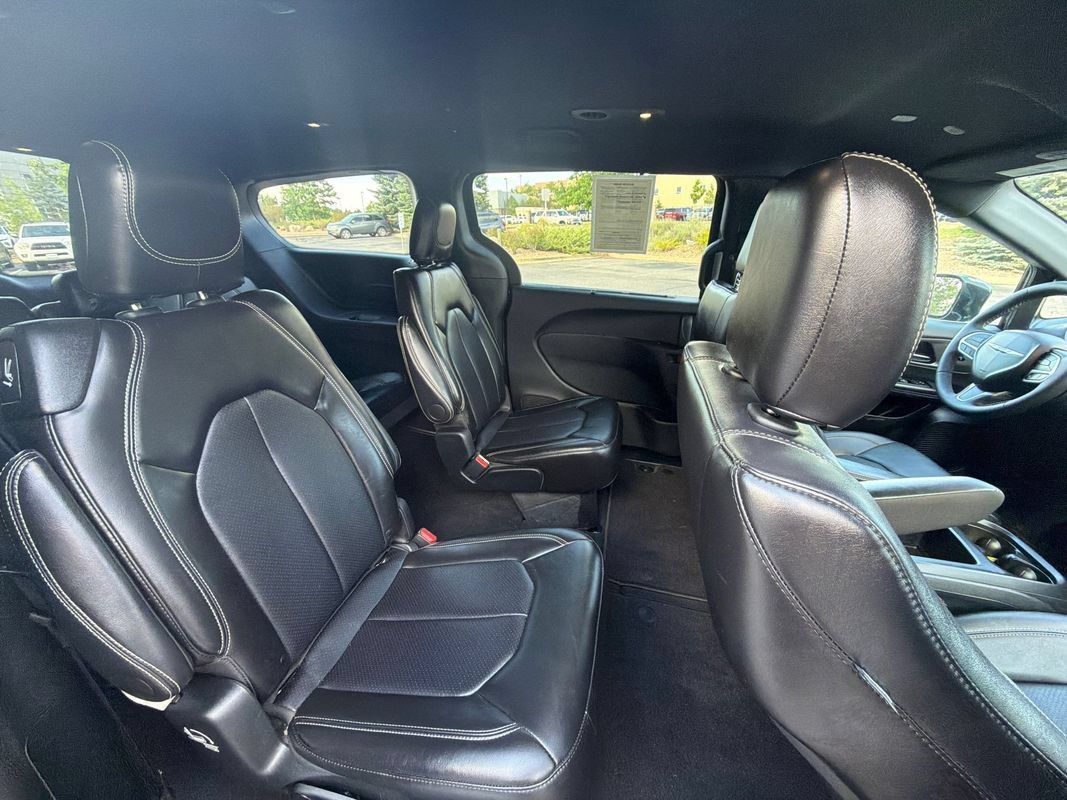 Used 2025 Chrysler Pacifica Select FWD image 15
