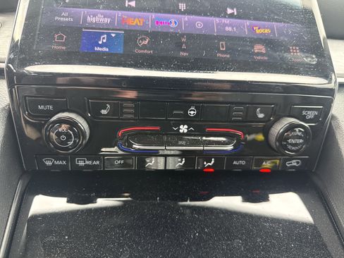 Used 2025 Jeep Grand Cherokee L Limited image 26