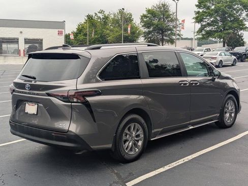 Used 2024 Toyota Sienna XLE FWD image 7