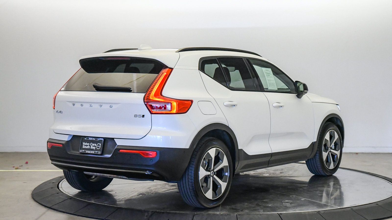 Certified 2026 Volvo XC40 B5 Plus AWD/4WD image 5