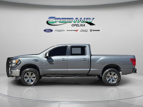 Used 2017 Nissan Titan SV image 6