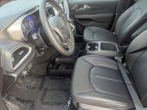 New 2026 Chrysler Pacifica Select image 4