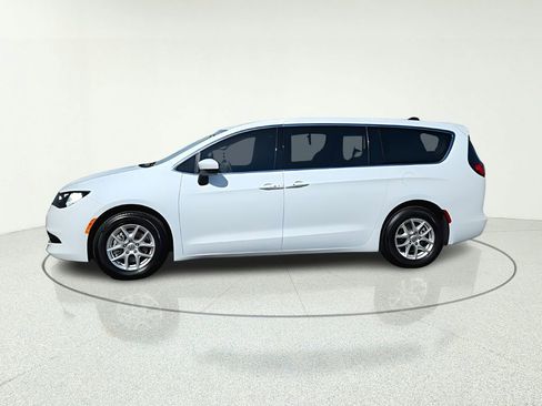 Used 2022 Chrysler Voyager LX FWD image 4