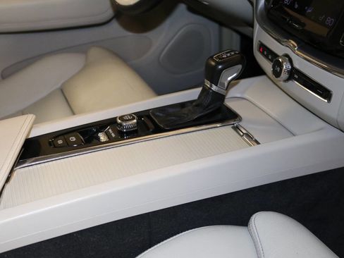 Used 2019 Volvo XC60 T5 Momentum w/ Premium Package image 44