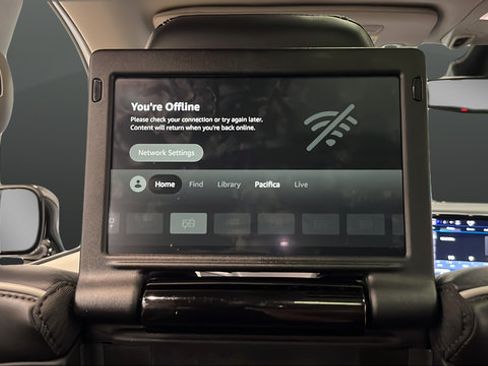 Used 2023 Chrysler Pacifica Limited w/ Uconnect Theater Family Group FWD image 38