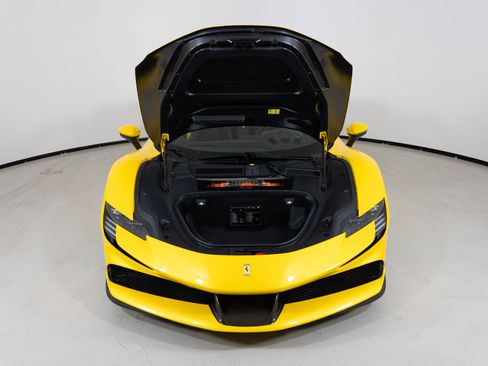 Used 2023 Ferrari SF90 Spider image 28