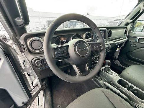Used 2023 Jeep Wrangler Unlimited AWD/4WD image 23