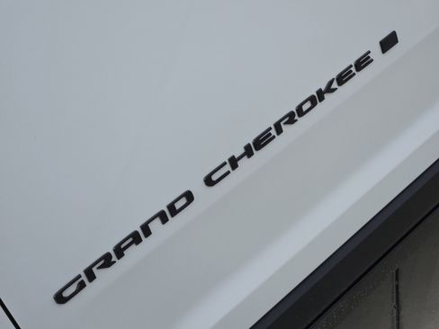 New 2025 Jeep Grand Cherokee Limited w/ Black Appearance Package image 8