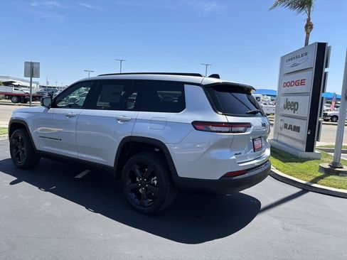 New 2025 Jeep Grand Cherokee L Laredo image 4