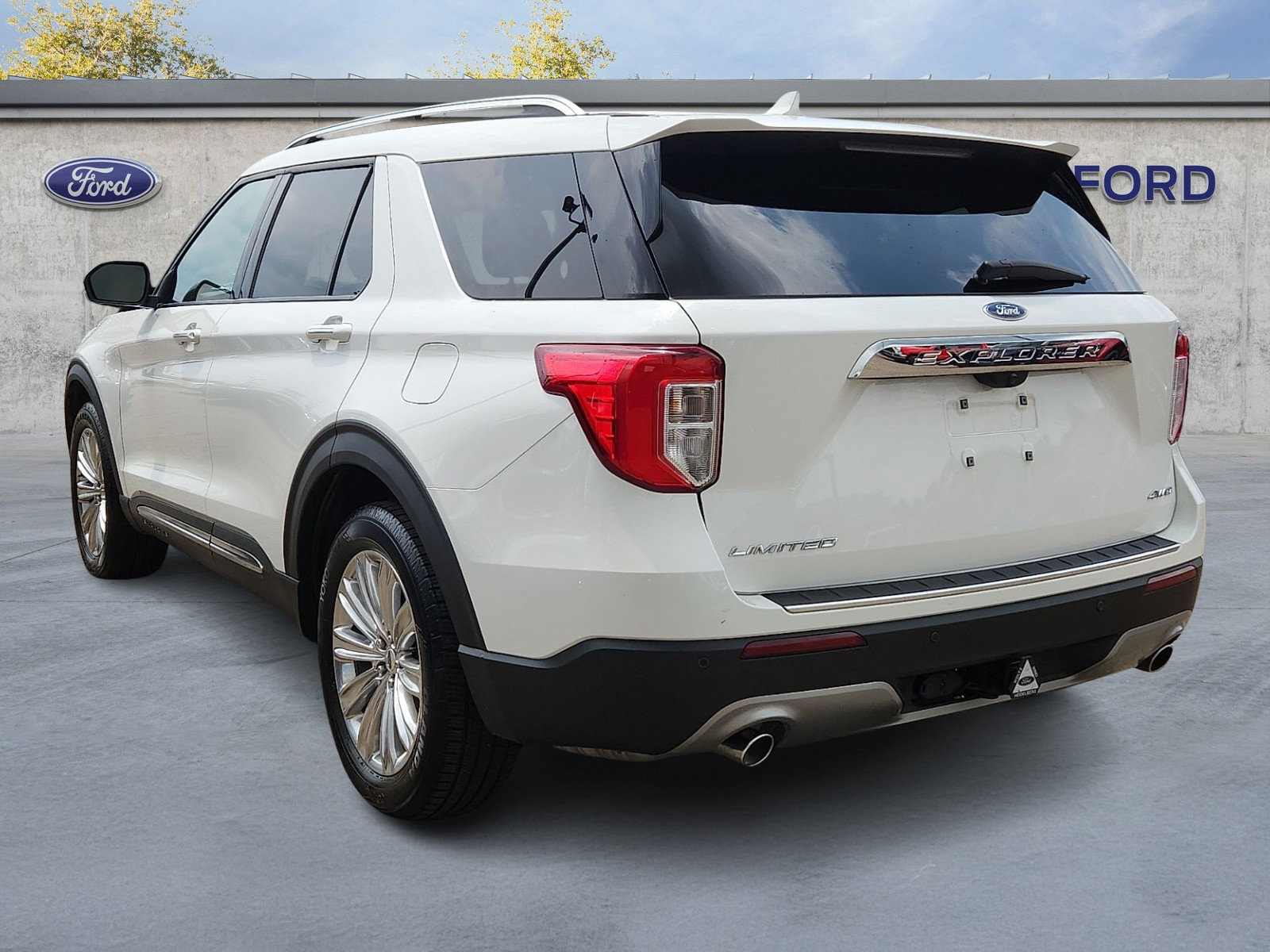 Used 2021 Ford Explorer Limited w/ Equipment Group 301A AWD/4WD image 4