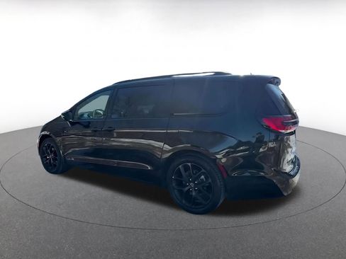 Used 2025 Chrysler Pacifica Limited image 10