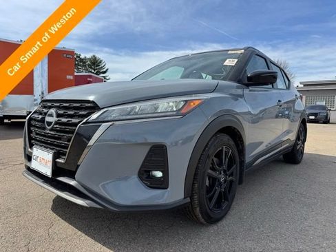 Used 2023 Nissan Kicks SR w/ SR Premium Package FWD image 3