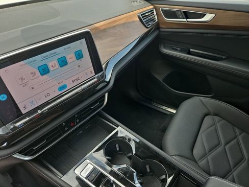 Used 2025 Volkswagen Atlas SE image 3