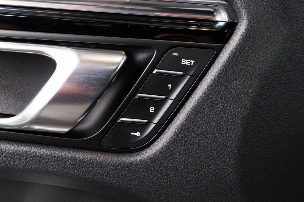 Certified 2026 Porsche Macan AWD/4WD image 19