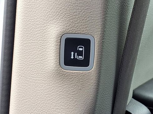 Used 2022 Chrysler Voyager LX FWD image 18