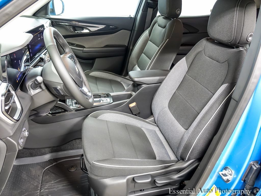 Used 2026 Chevrolet TrailBlazer LT w/ LT Cold Weather Package FWD image 9
