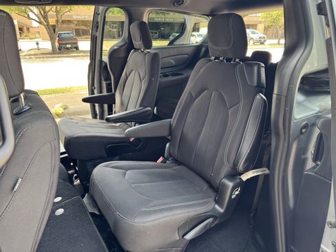 Used 2018 Chrysler Pacifica Touring Plus w/ S Appearance Package FWD image 25