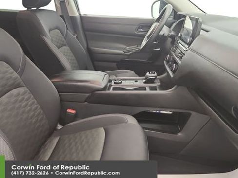 Used 2024 Nissan Pathfinder S image 27