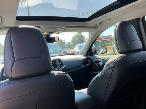 Used 2020 Jeep Cherokee Trailhawk AWD/4WD image 25