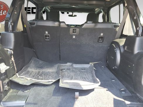 Used 2018 Jeep Wrangler Unlimited Sahara AWD/4WD image 13