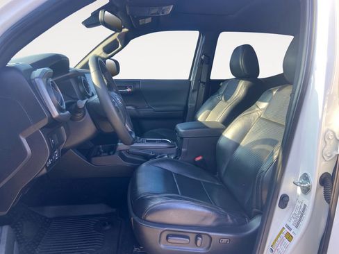 Used 2022 Toyota Tacoma TRD Sport w/ TRD Premium Sport Package AWD/4WD image 9