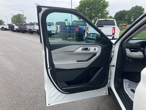Certified 2025 Ford Explorer Active w/ Active Comfort Package RWD image 9