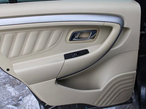 Used 2015 Ford Taurus SE image 9