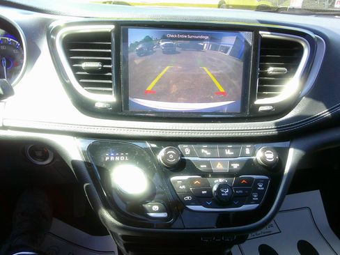 Used 2023 Chrysler Pacifica Touring-L w/ S Appearance Package FWD image 14