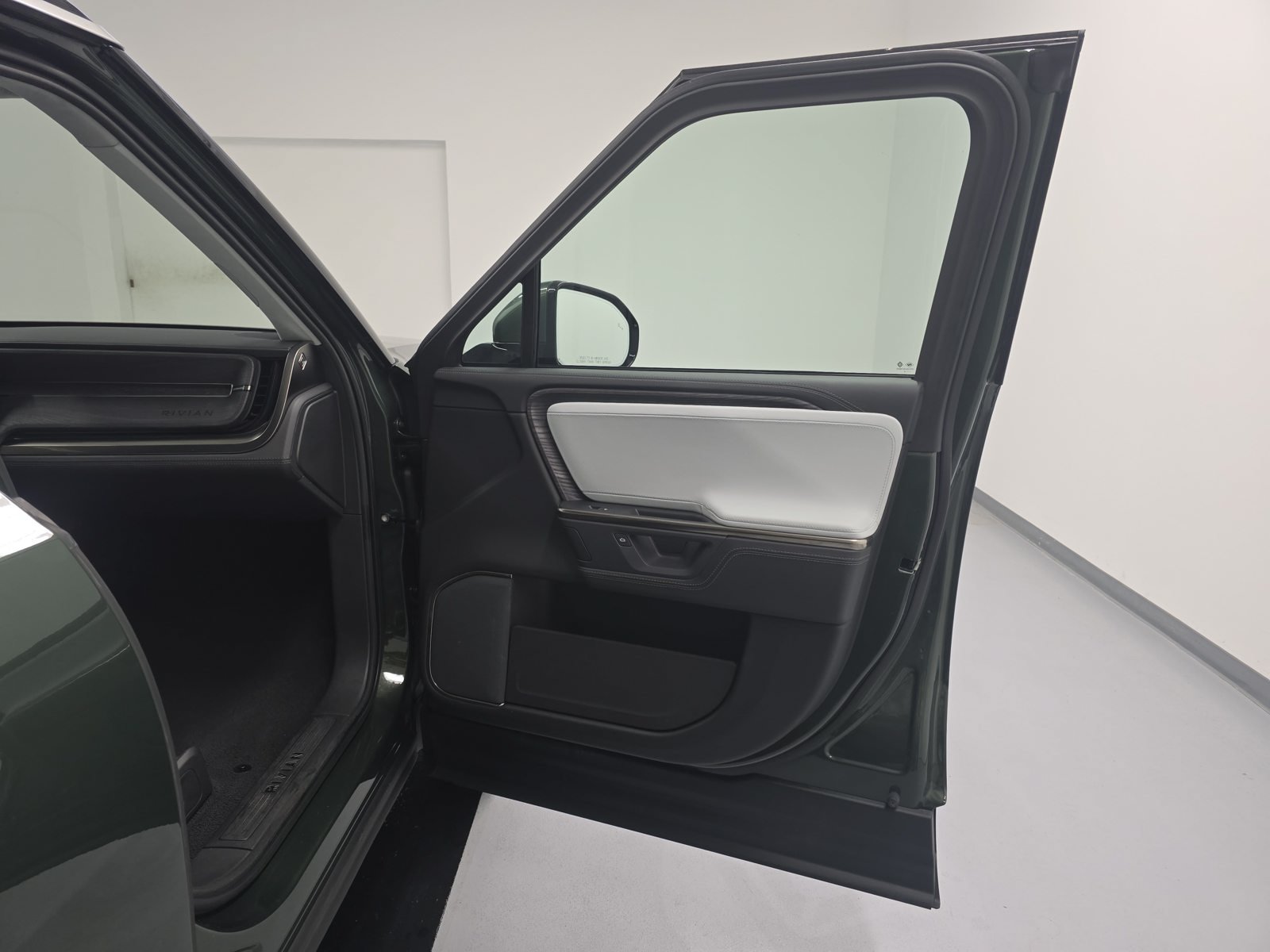Used 2025 Rivian R1S Adventure Dual AWD/4WD image 18