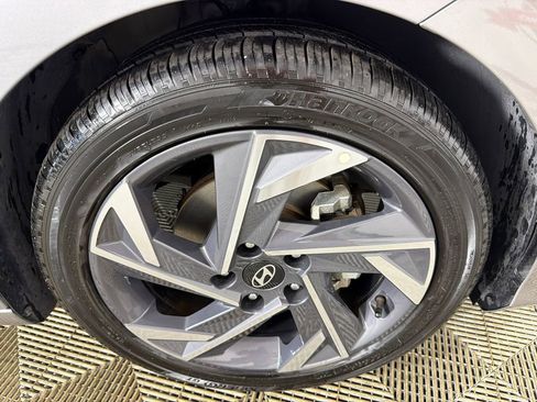 Used 2025 Hyundai Elantra Limited image 14
