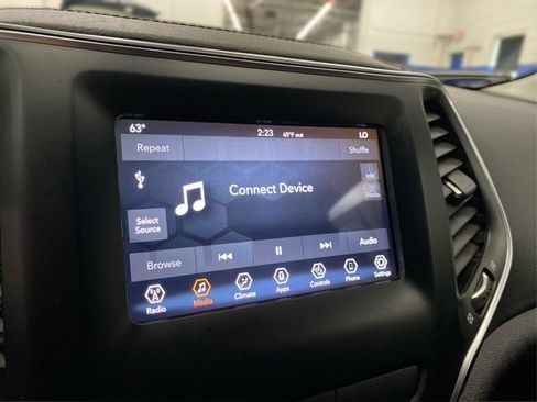 Used 2020 Jeep Cherokee Latitude Plus AWD/4WD image 28
